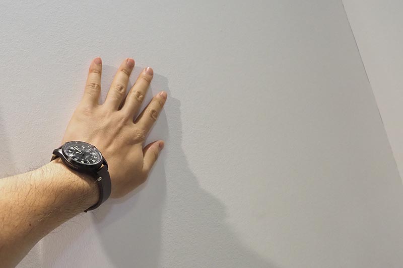 一見、何もないような壁から音が聞こえるシステム。触ると振動が伝わる