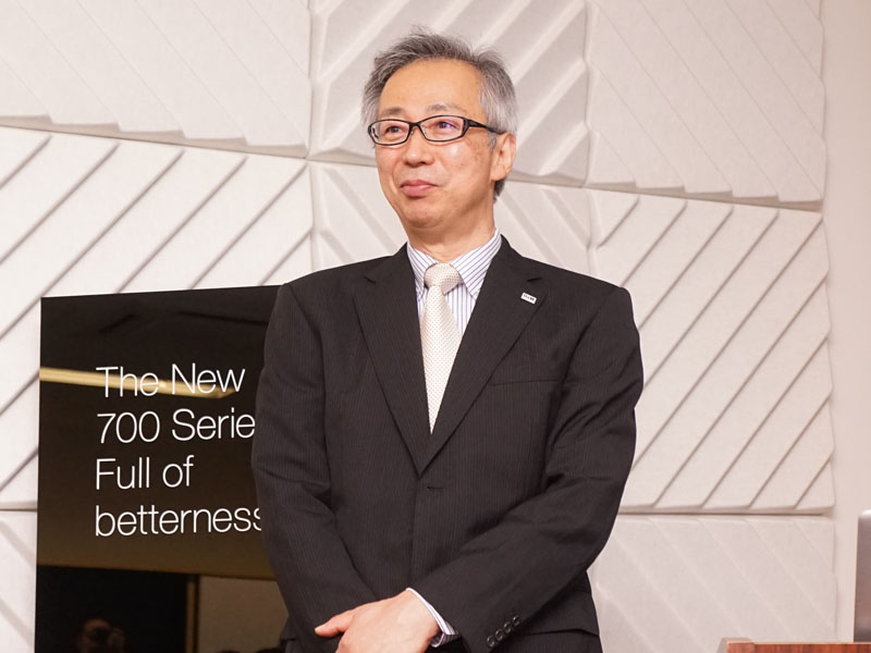 D+Mシニアサウンドマネージャーの澤田龍一氏が、ツイータ用ハウジングの鳴きの少なさを実演