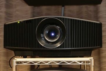 SONY プロジェクター ソニー、4Kネイティブレーザープロジェクタ「VP-VW745」。170万円 - AV