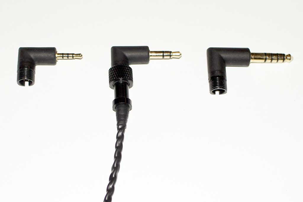 別売品を含む3種のAwesomeプラグ。左から2.5mm/4極、3.5mm/3極、4.5mm/5極(別売品)。ケーブルとの着脱はネジ止め式だ