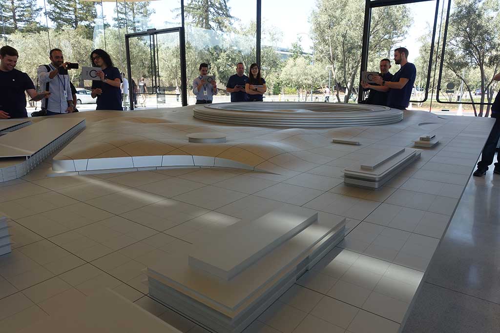 Apple Park Visitor CenterにあるApple Parkの模型。高低差まできちんと再現されている