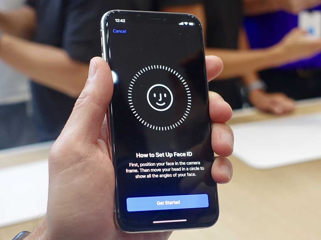 FaceIDの登録作業。顔を「ぐるぐる」やって認識させる
