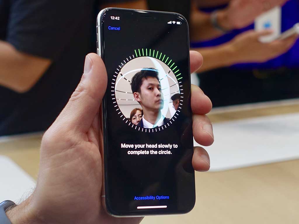 FaceIDの登録作業。顔を「ぐるぐる」やって認識させる