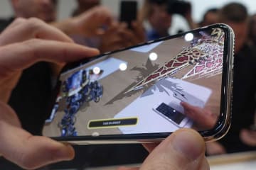 西田宗千佳のRandomTracking】攻めの「iPhone X」と柔らかな印象の