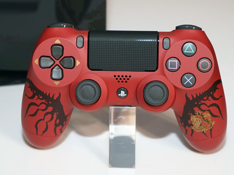 コントローラーにも、炎をイメージしたカラーリングを施し、竜の翼をデザインした