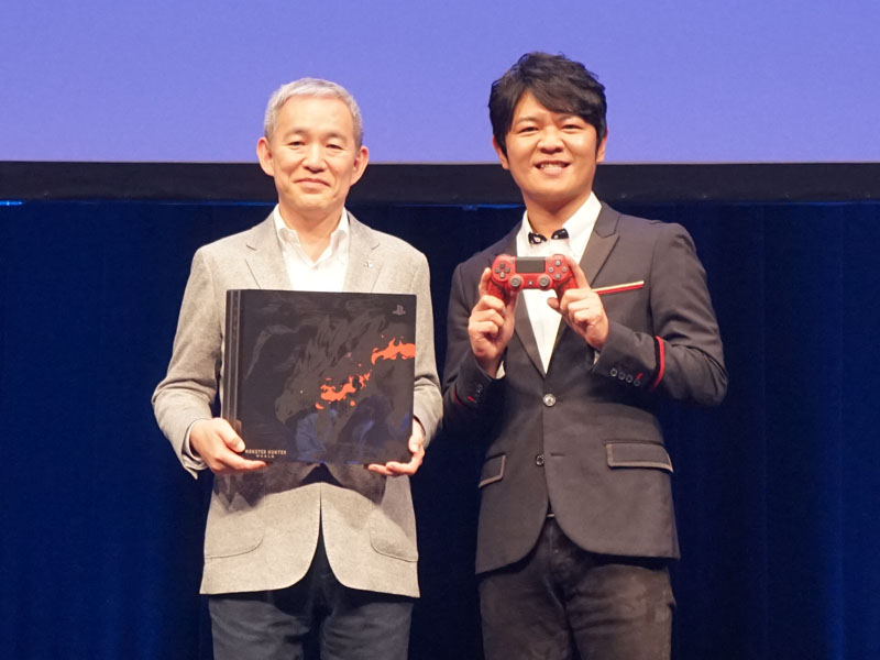 右はカプコンのMONSTER HUNTER:WORLDプロデューサー、辻本良三氏