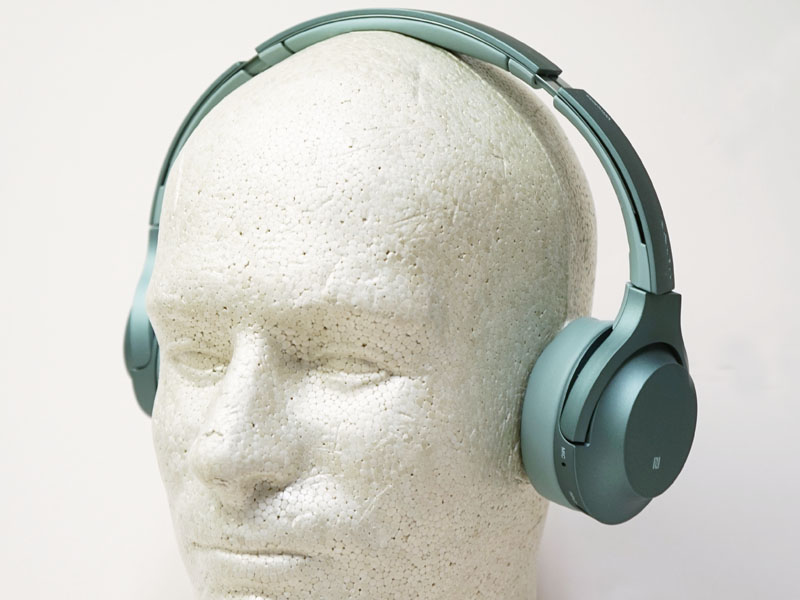 H800はオンイヤーながら、力強い低音に特徴がある
