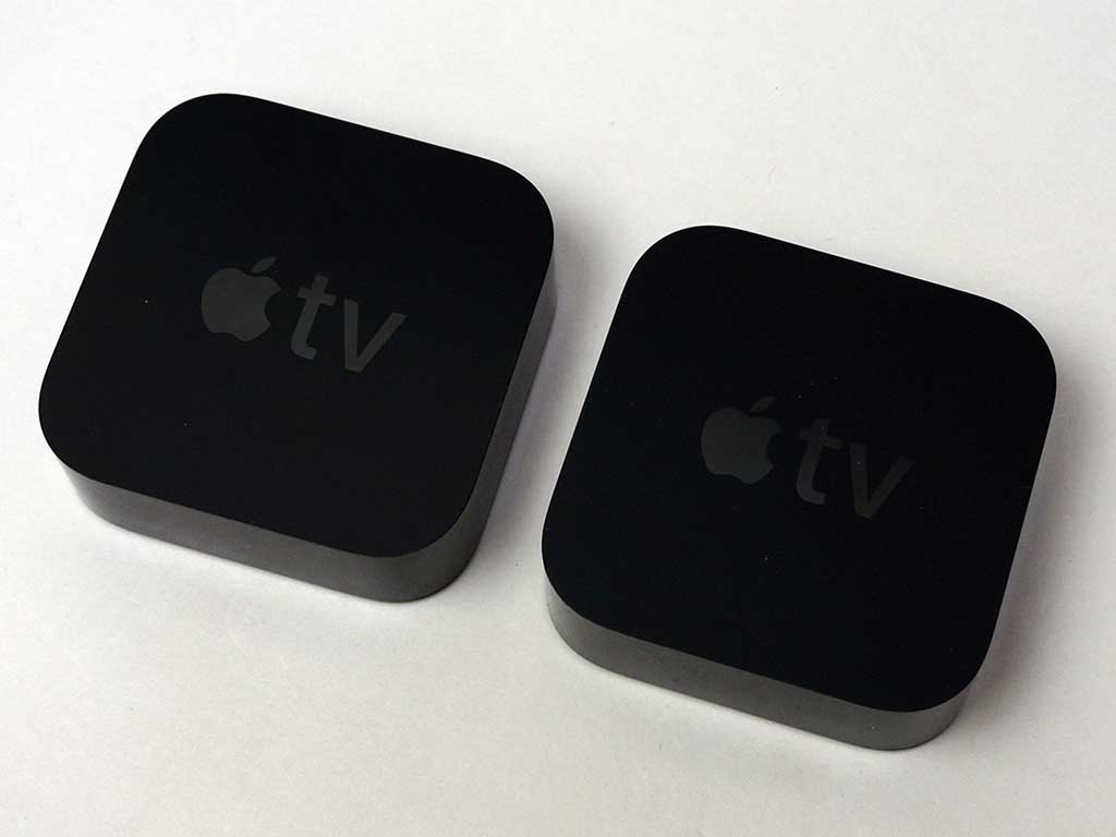 左がApple TV 4K、右がApple TV(2015年版)。こうして見ると違いがわからない