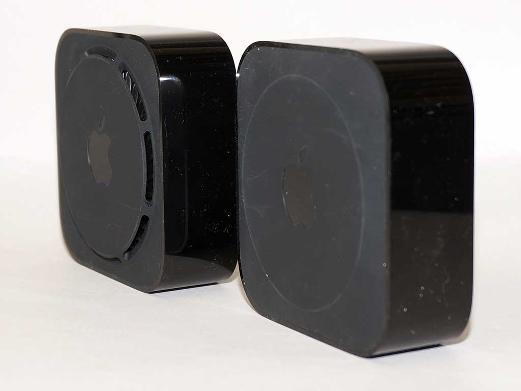 左がApple TV 4K、右がApple TV(2015年版)。4Kには放熱用と思われるスリットが用意されている
