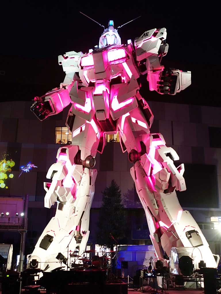 変身後の「デストロイモード」。顔の印象が大きく変わるだけでなく、肩などのパーツがスライドしていることが分かる