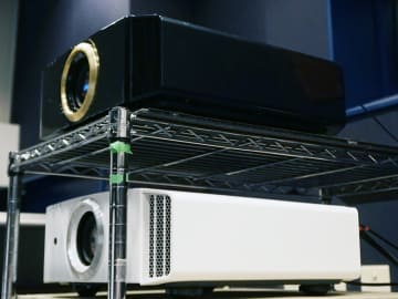 JVC、e-shift5で高精細4K表示。HDR表示も進化したプロジェクタ「X990R