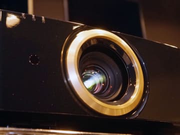 JVC、e-shift5で高精細4K表示。HDR表示も進化したプロジェクタ「X990R