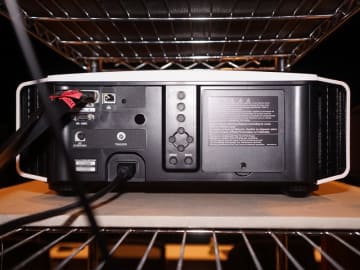 JVC、e-shift5で高精細4K表示。HDR表示も進化したプロジェクタ「X990R