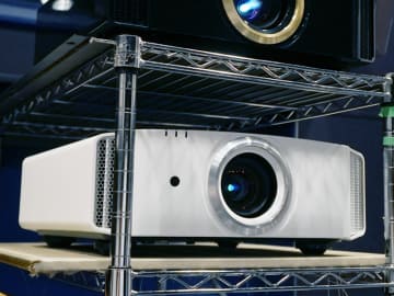 JVC、e-shift5で高精細4K表示。HDR表示も進化したプロジェクタ「X990R