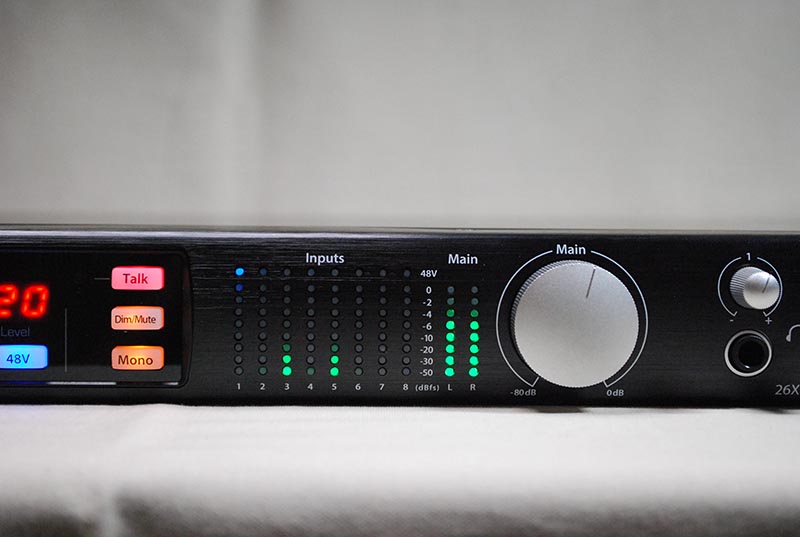 本体中央のLEDメーターでも入出力レベルを表示可能