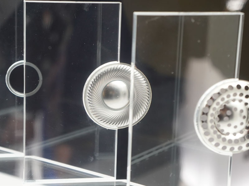 タングステンコーティング振動板を採用