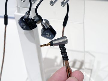 オーテクからA2DC端子用バランスケーブル。4.4mm 5極と2.5mm 4極