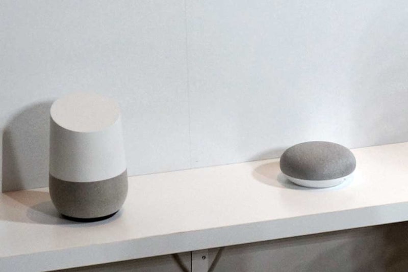 Google Home(左)とGoogle Home Mini