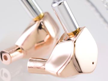 シルバー925製のハイブリッドイヤフォン「TRIO」に新色ピンクゴールド