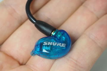レビュー】Shure初のBluetoothイヤフォンはどんな音? SE215 SPE