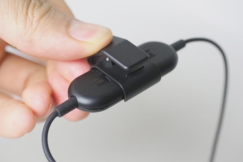 シャツの襟などに留められる