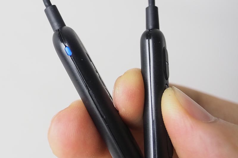 バッテリ内蔵部分(左)のLEDで、ペアリング状態が分かる