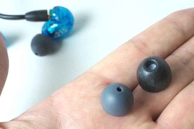 シリコンと低反発のイヤーピースが付属し、遮音性も高い