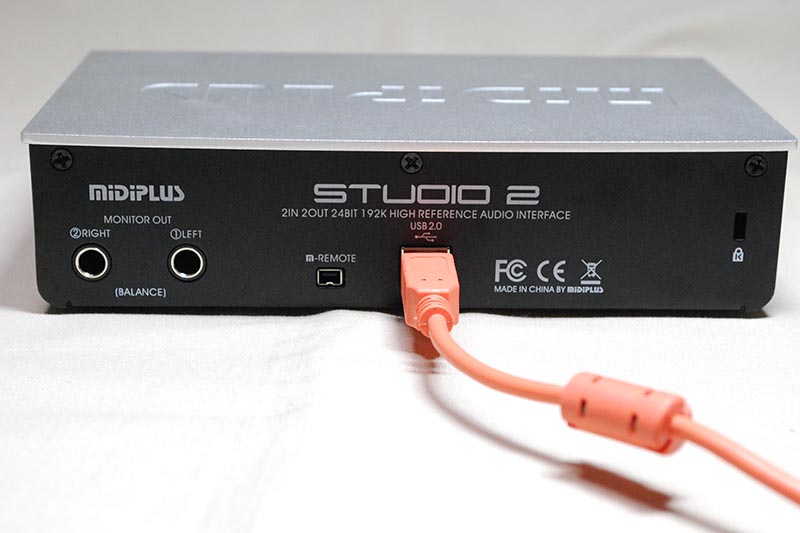 背面のTRSフォン出力