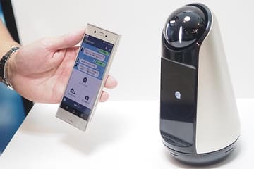 声と顔認識でLINEや見守りするロボット「Xperia Hello!」。電車遅延