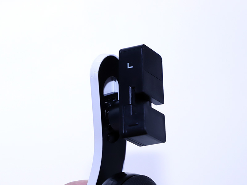 蝶番のような関節部。回転やスライドも可能