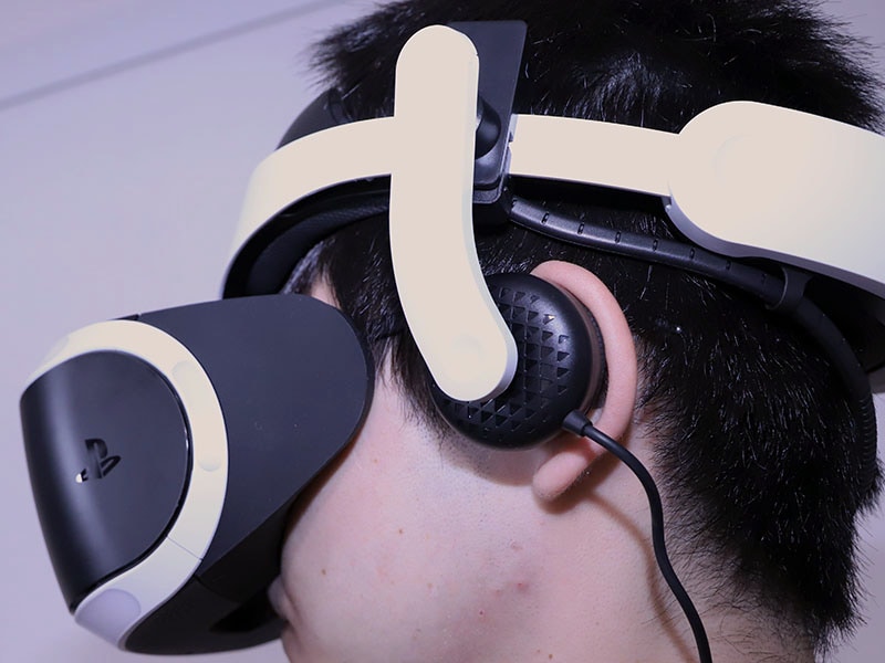 筆者が装着したところ。PS VRに馴染むデザインが好印象