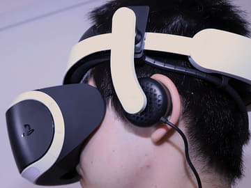 ミニレビュー】初代PS VRにピッタリ、動いてもズレない一体型
