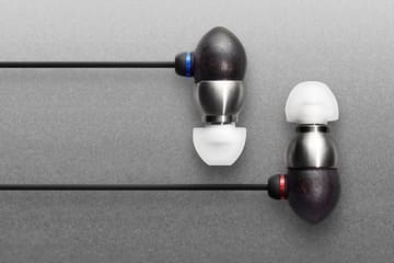音茶楽、楓材の黒漆仕上げイヤフォン「Donguri-楓」。4.4mmバランスも