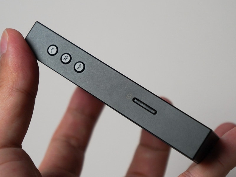 左側面にはハードウェアの再生/一時停止、曲送り/戻しボタン、microSDカードスロットを装備