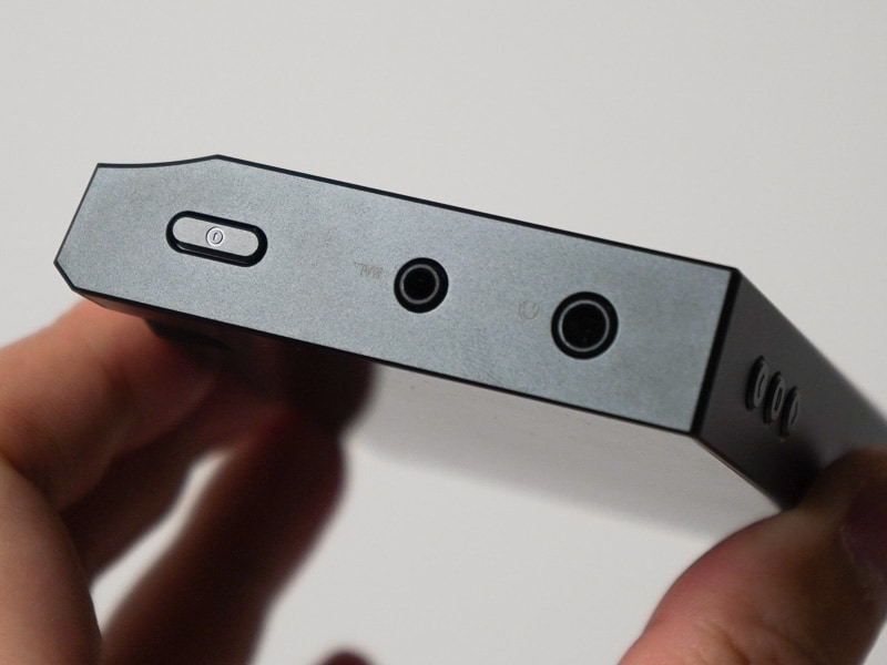 出力端子は3.5mmのステレオミニアンバランスに加え、2.5mm 4極のバランス出力も装備