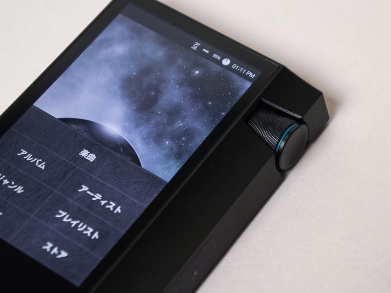 右上にボリュームダイヤルを装備