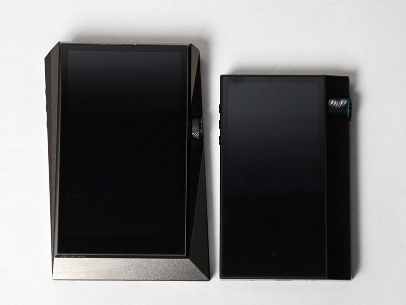 左がAK380、右がAK70 MKII