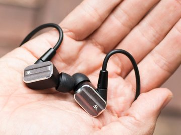 AR、4.4mmやBluetoothケーブルまで付属するハイレゾイヤフォン。19,800