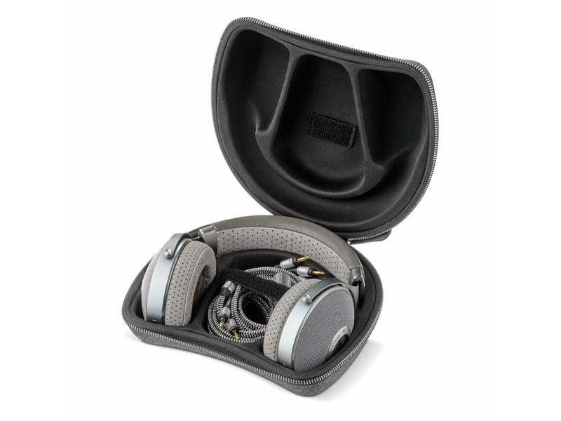 グレーの外装色を採用。コンパクトで剛性に優れたハードケースなどが付属