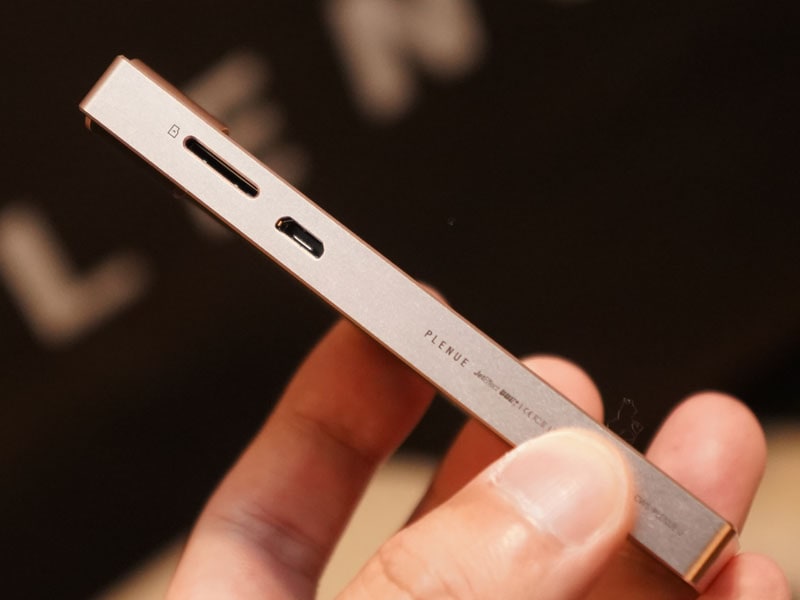 側面にmicroSDカードスロット