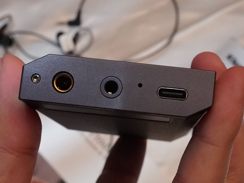 4.4mm 5極のPentaconnバランス出力を備えている