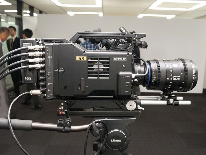 側面。SSDスロットやBNCなど