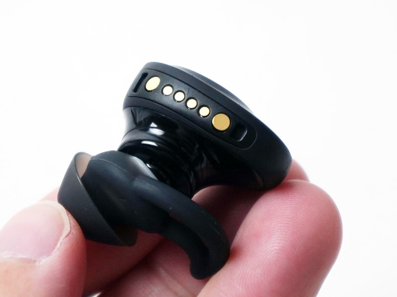 端子は4つ。左右の大きな丸は、磁石でくっつく部分