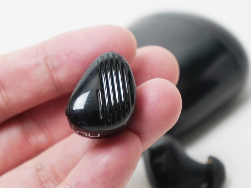 表面に刻まれたライン。写真の一番左の線にLEDが仕込まれている