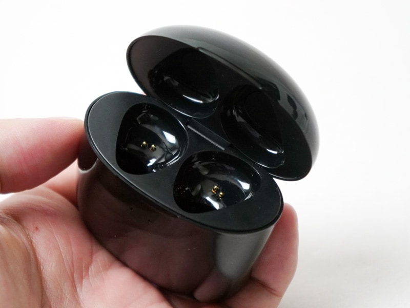 ケースはAirPodsのケースを大型にしたようなスタイル