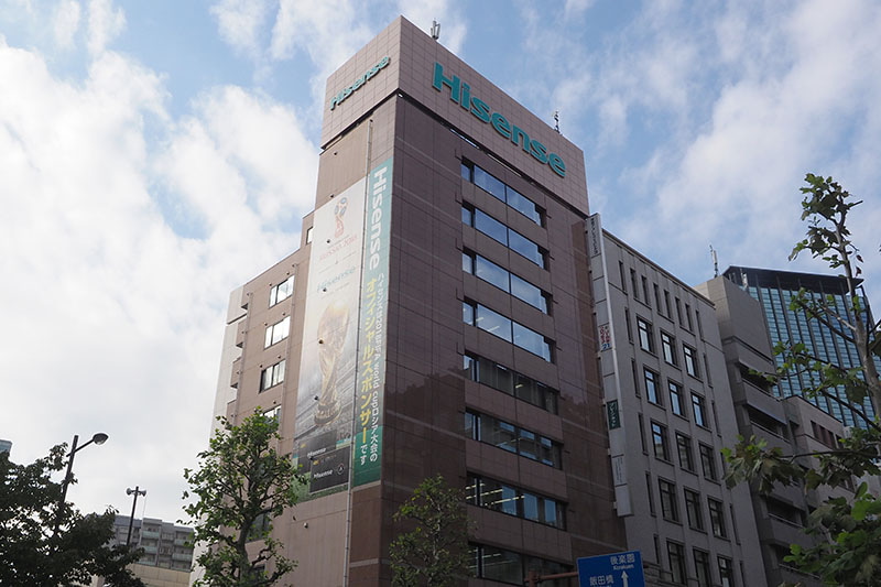 本社ビル壁面にもワールドカップスポンサーであることを掲示している