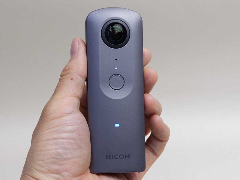 THETA Sからフォルムやサイズ感はほとんど変わらず