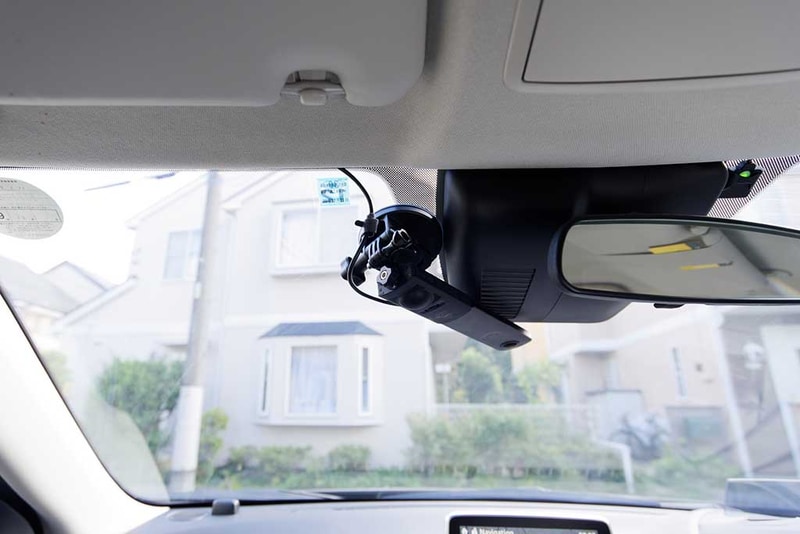 助手席側から見たところ。取り付け位置から斜め前方に伸ばすような感じにしている