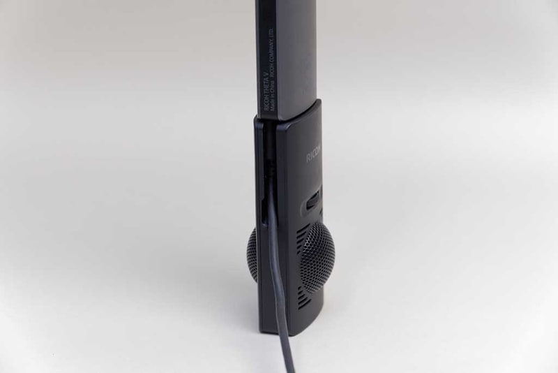 オプションのTA-1を装着。USBケーブルを逃がすための空洞が設けられている