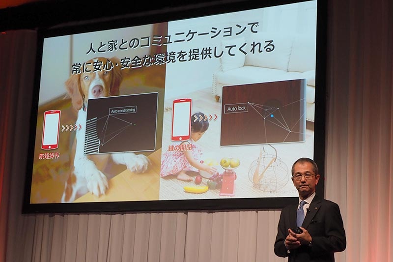 人と家を双方向でつなぐ役割をスマホに